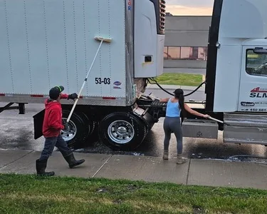 Lavage extérieur d’un camion et de sa remorque
